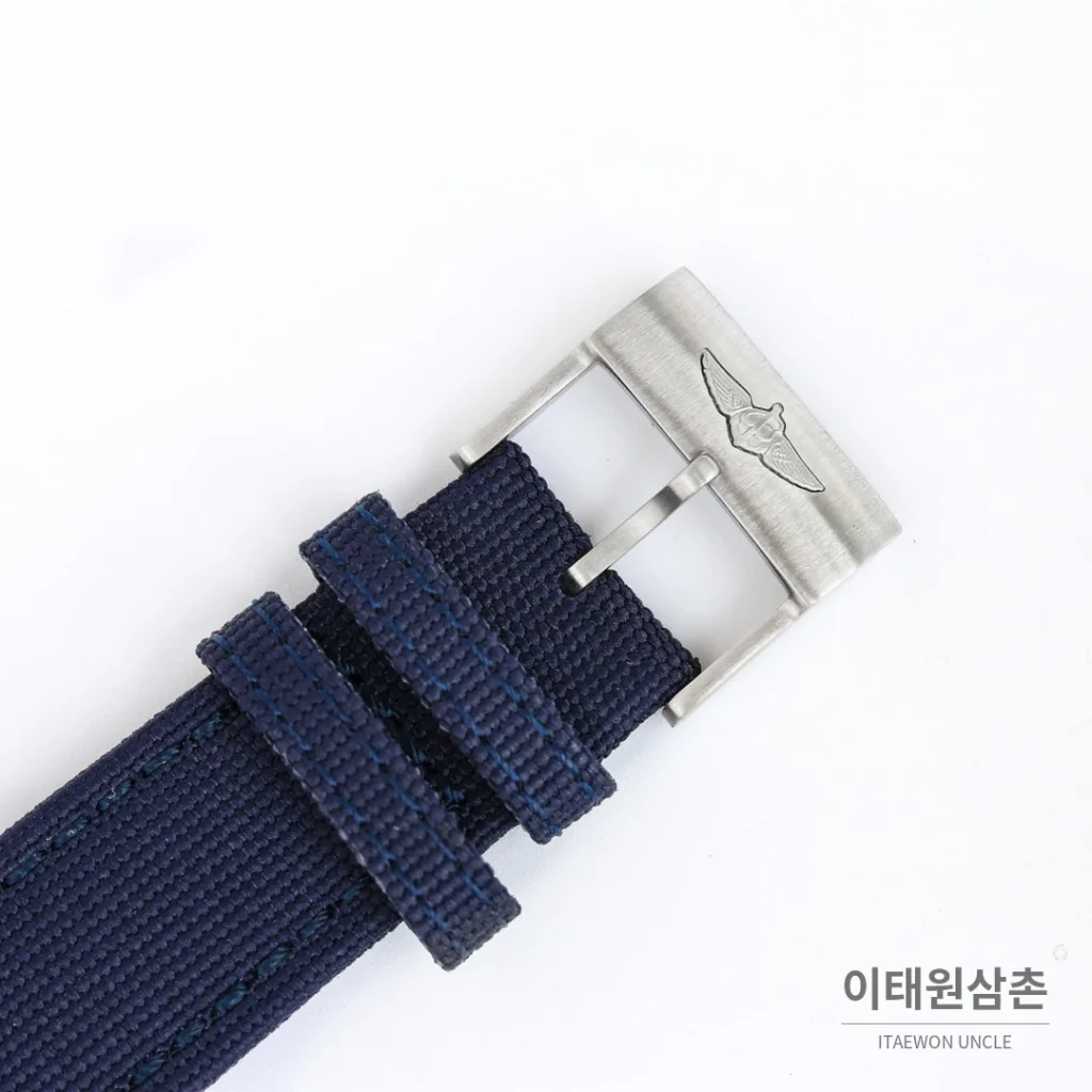 브라이틀링 어벤저 블랙버드 티타늄 오토매틱 44mm 블루 다이얼 네이비 나일론 스트랩 (2)