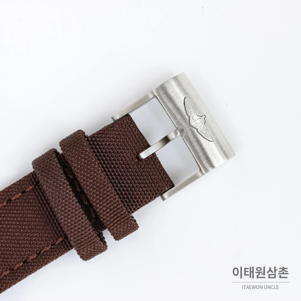 브라이틀링 어벤저 블랙버드 티타늄 오토매틱 44mm 브라운 다이얼 브라운 나일론 스트랩 (2)