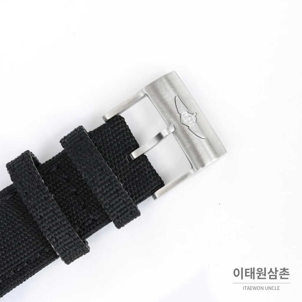 브라이틀링 어벤저 블랙버드 티타늄 오토매틱 44mm 네이비 다이얼 블랙 나일론 스트랩
