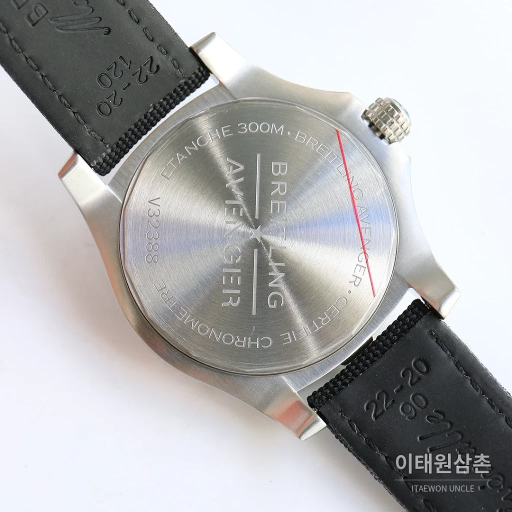 브라이틀링 어벤저 블랙버드 티타늄 오토매틱 44mm 블랙 다이얼 블랙 나일론 스트랩
