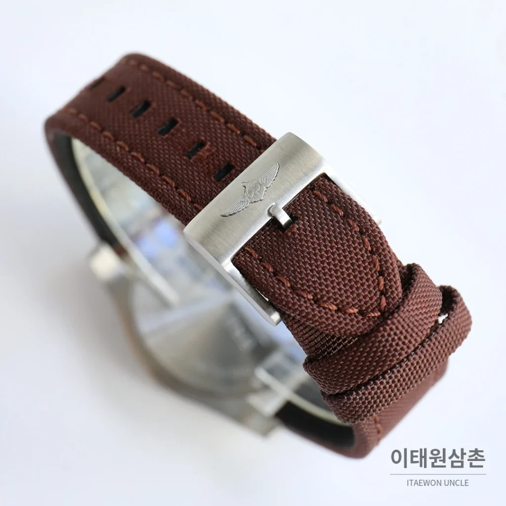 브라이틀링 어벤저 블랙버드 티타늄 오토매틱 44mm 브라운 다이얼 브라운 나일론 스트랩