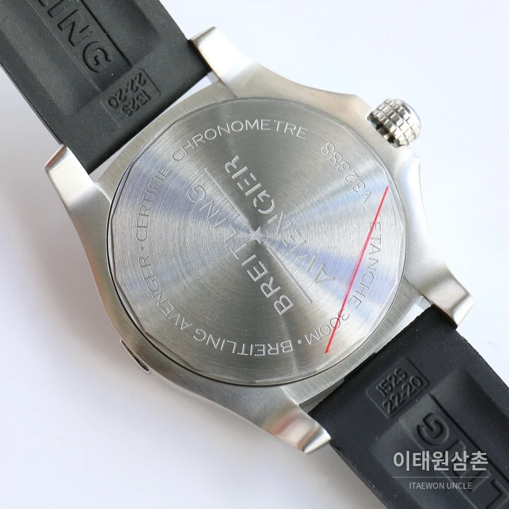 브라이틀링 어벤저 블랙버드 티타늄 오토매틱 44mm 화이트 다이얼 블랙 러버 스트랩