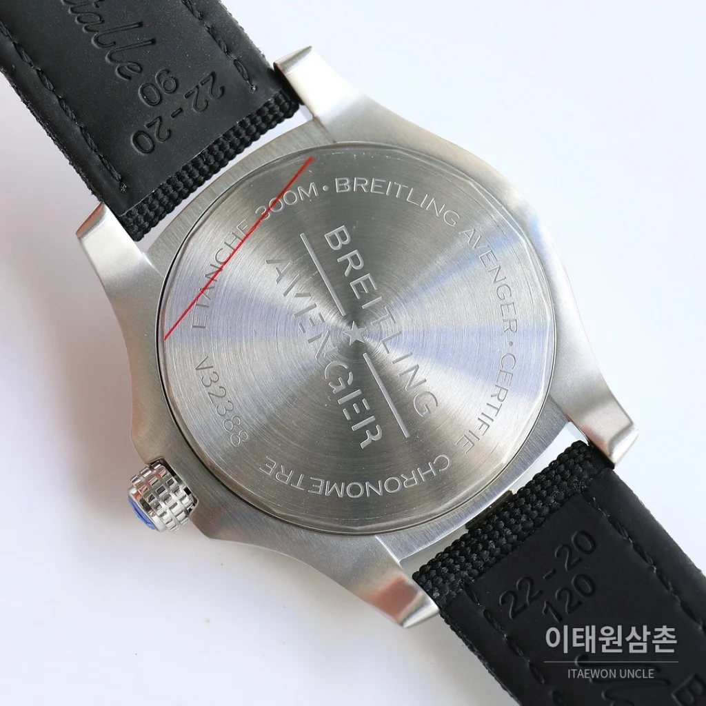 브라이틀링 어벤저 블랙버드 티타늄 오토매틱 44mm 옐로우 다이얼 블랙 나일론 스트랩