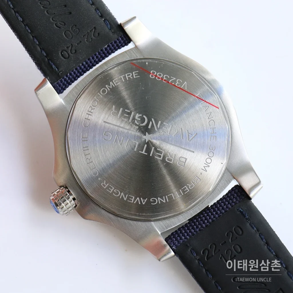 브라이틀링 어벤저 블랙버드 티타늄 오토매틱 44mm 블루 다이얼 네이비 나일론 스트랩