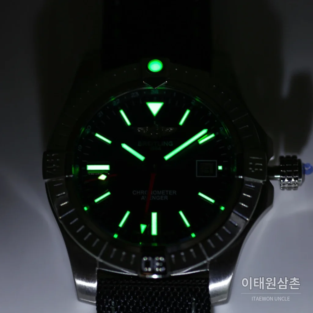 브라이틀링 어벤저 블랙버드 티타늄 오토매틱 44mm 네이비 다이얼 블랙 러버 스트랩