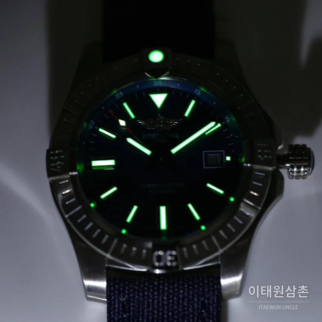 브라이틀링 어벤저 블랙버드 티타늄 오토매틱 44mm 블루 다이얼 네이비 나일론 스트랩 (2)