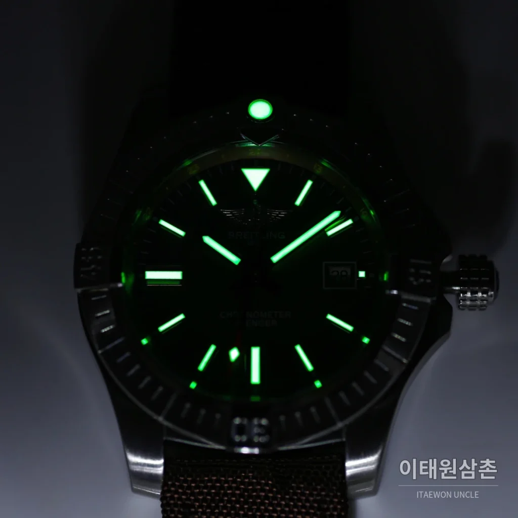 브라이틀링 어벤저 블랙버드 티타늄 오토매틱 44mm 브라운 다이얼 브라운 나일론 스트랩 (2)
