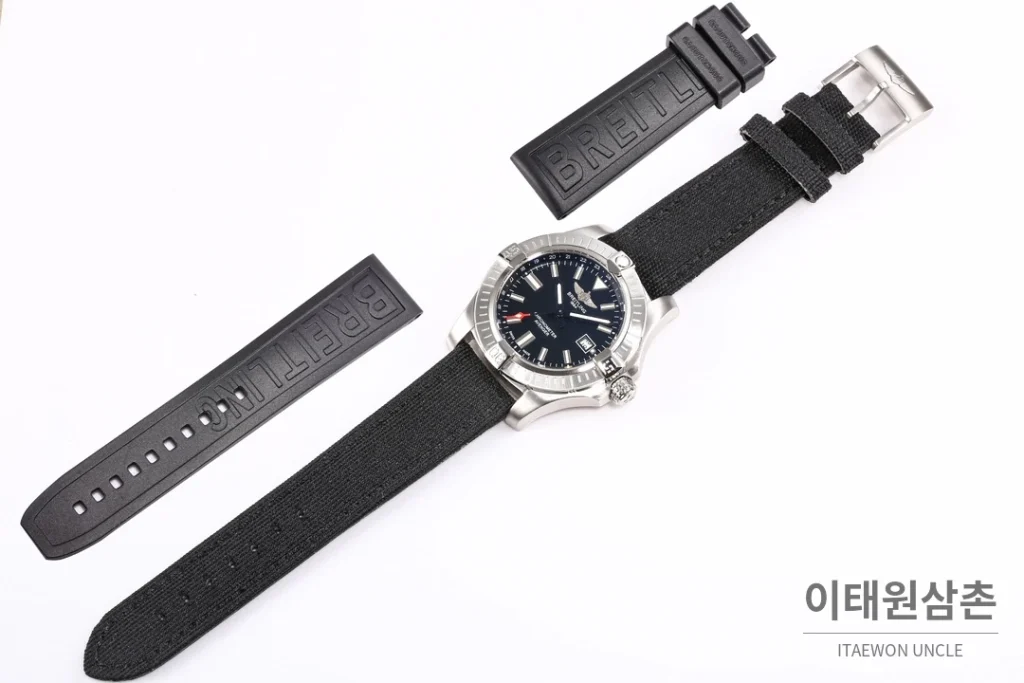 브라이틀링 어벤저 블랙버드 티타늄 오토매틱 44mm 네이비 다이얼 블랙 나일론 스트랩