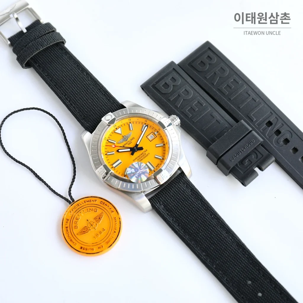 브라이틀링 어벤저 블랙버드 티타늄 오토매틱 44mm 옐로우 다이얼 블랙 나일론 스트랩