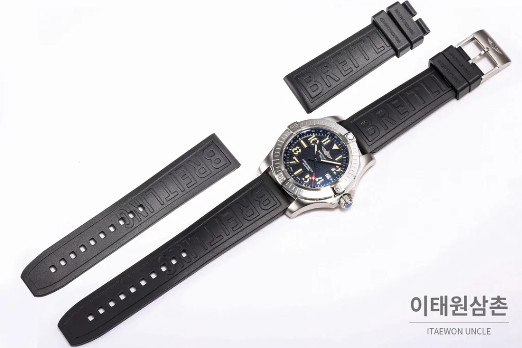 브라이틀링 어벤저 블랙버드 티타늄 오토매틱 44mm 네이비 다이얼 블랙 러버 스트랩