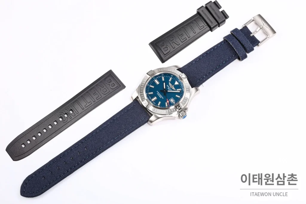 브라이틀링 어벤저 블랙버드 티타늄 오토매틱 44mm 블루 다이얼 네이비 나일론 스트랩 (2)