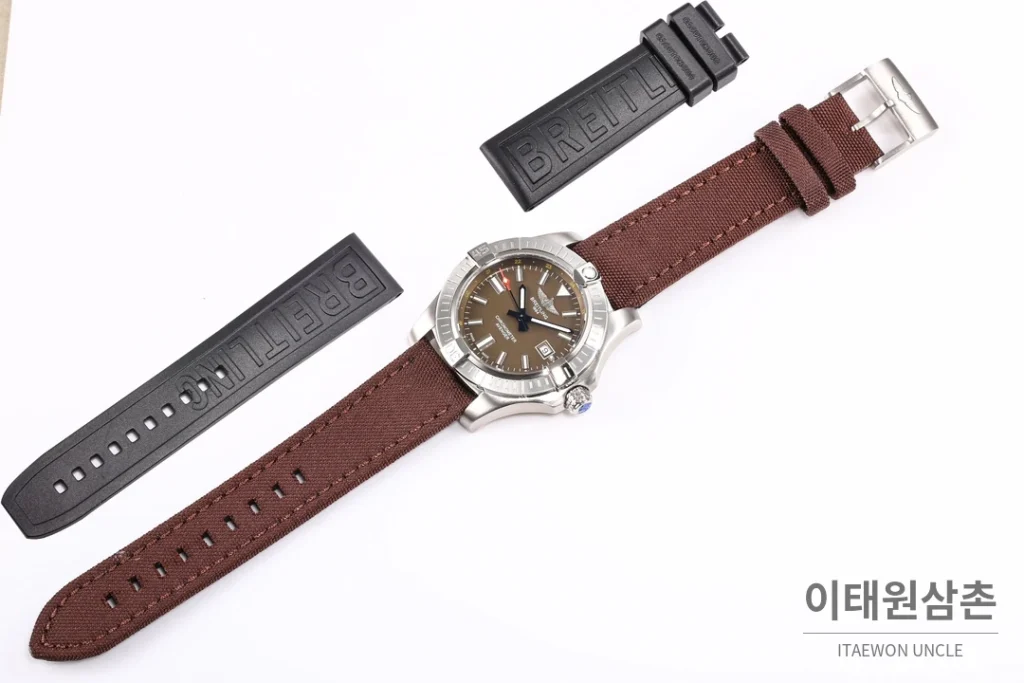 브라이틀링 어벤저 블랙버드 티타늄 오토매틱 44mm 브라운 다이얼 브라운 나일론 스트랩 (2)