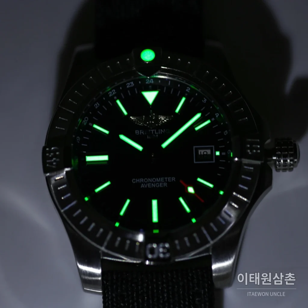 브라이틀링 어벤저 블랙버드 티타늄 오토매틱 44mm 네이비 다이얼 블랙 나일론 스트랩
