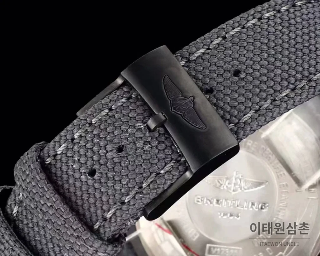 브라이틀링 어벤저 블랙버드 티타늄 블랙다이얼 오토매틱 44mm