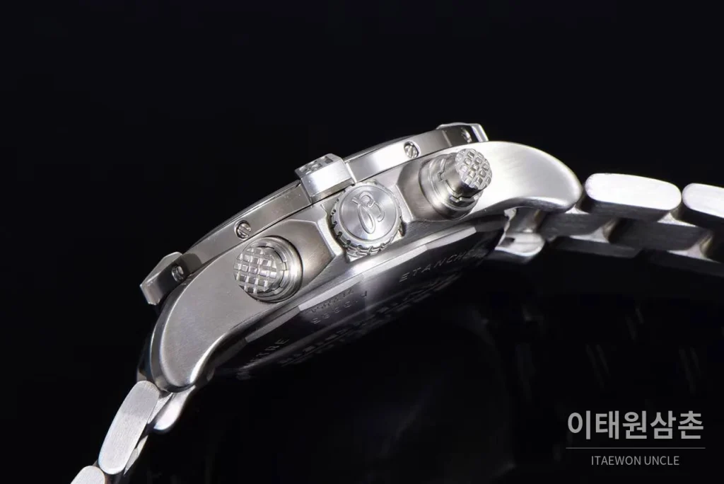 브라이틀링 어벤저 크로노그래프43 스틸 오토매틱 43mm 블루 다이얼