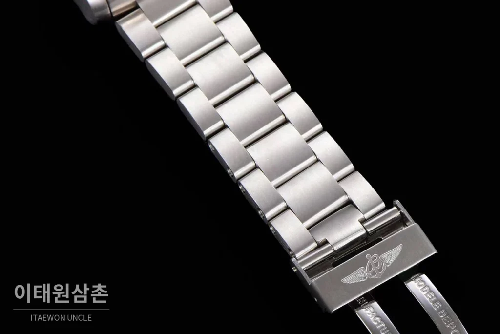 브라이틀링 어벤저 크로노그래프43 스틸 오토매틱 43mm 네이비 다이얼