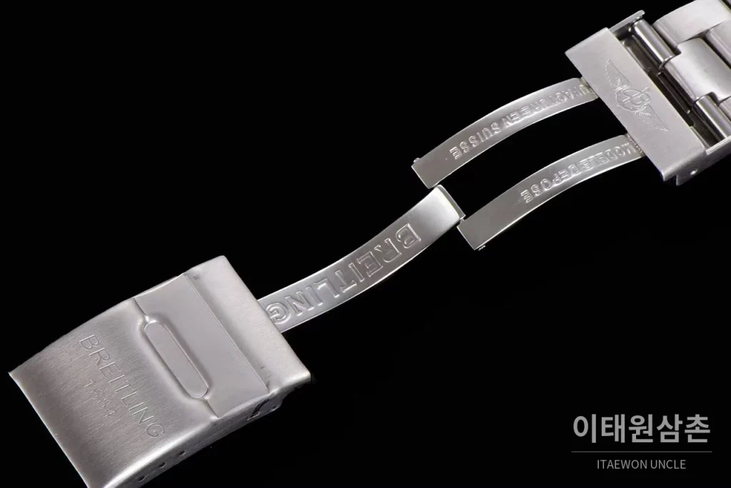 브라이틀링 어벤저 크로노그래프43 스틸 오토매틱 43mm 블랙 다이얼