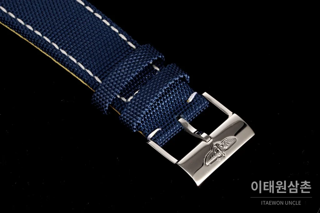 브라이틀링 어벤저 크로노그래프 오토매틱 45mm 블루 다이얼