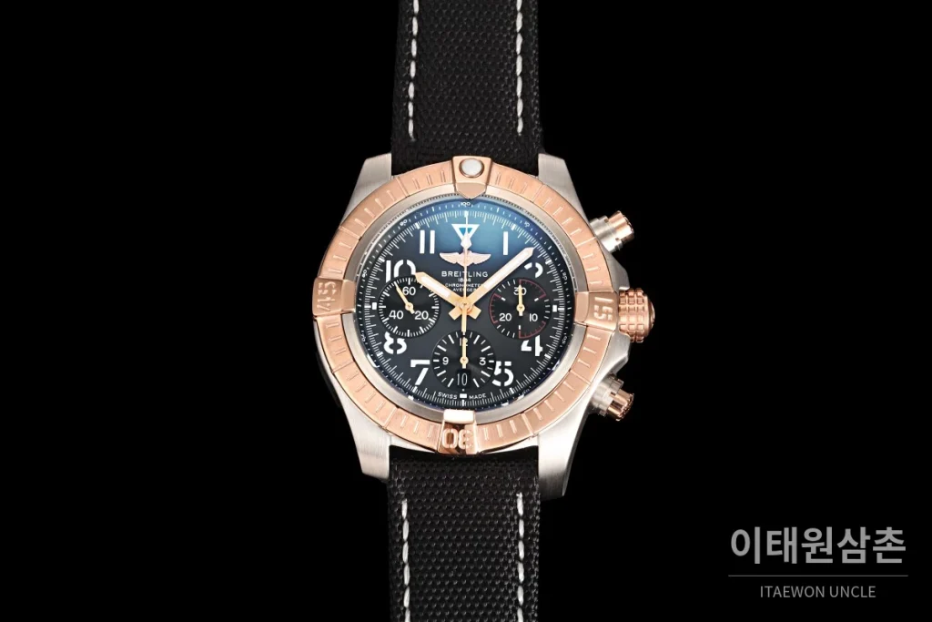 브라이틀링 어벤저 크로노그래프 오토매틱 45mm 블랙 다이얼
