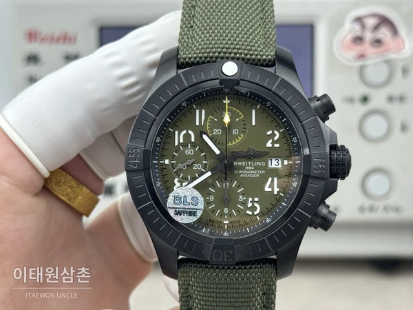 브라이틀링 어벤저 카키다이얼 크로노그래프 오토매틱 45mm