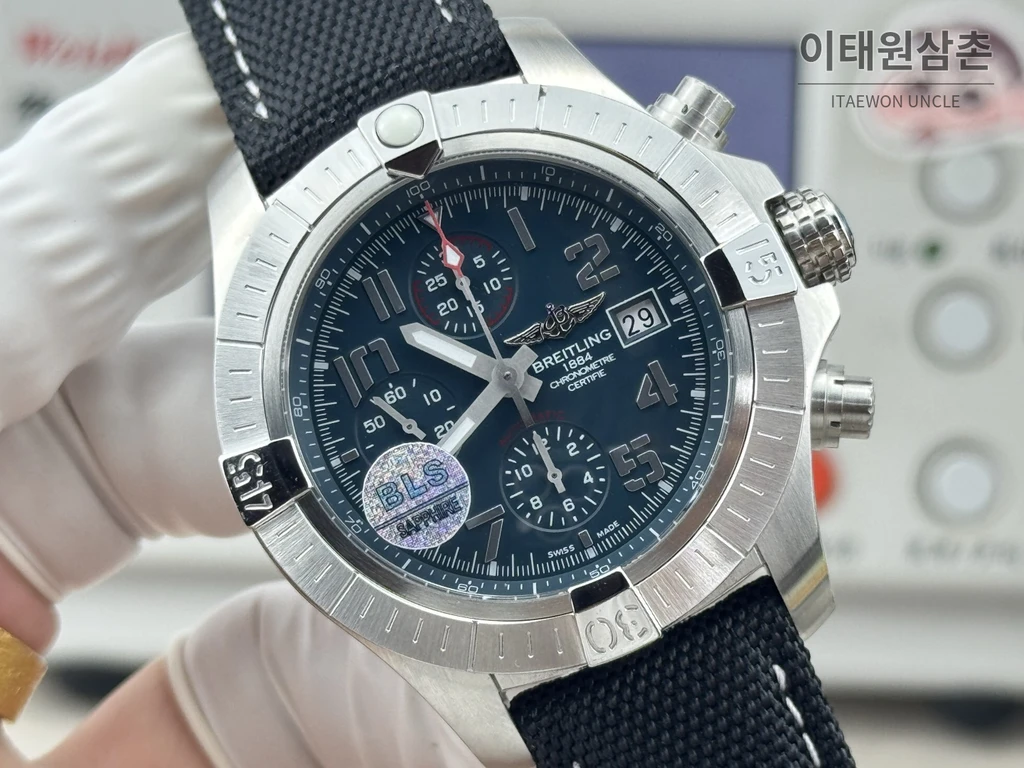 브라이틀링 어벤저 네이비다이얼 크로노그래프 오토매틱 45mm