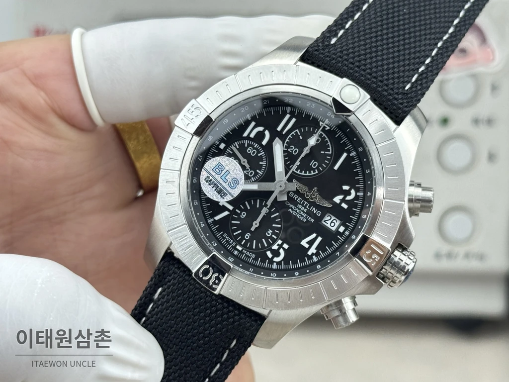 브라이틀링 어벤저 네이비다이얼 크로노그래프 오토매틱 45mm