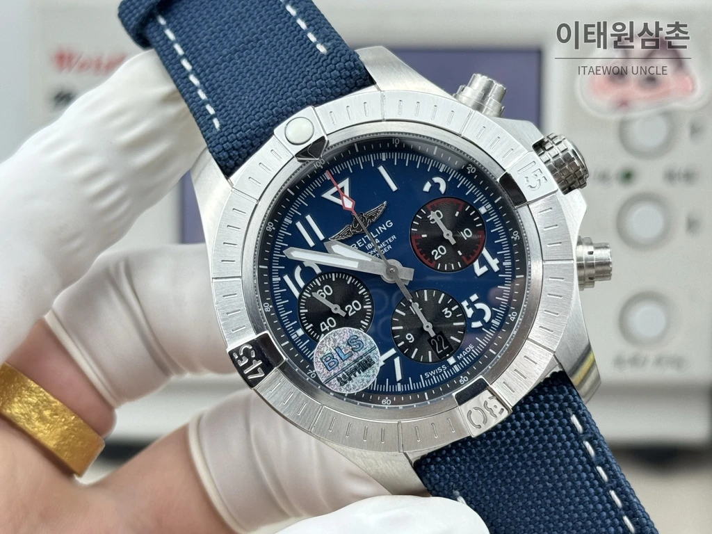 브라이틀링 어벤저 네이비다이얼 크로노그래프 오토매틱 45mm