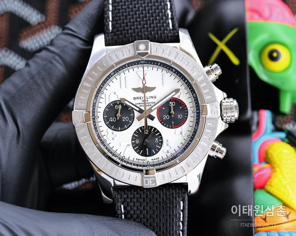 브라이틀링 어벤저 쿼츠 43mm