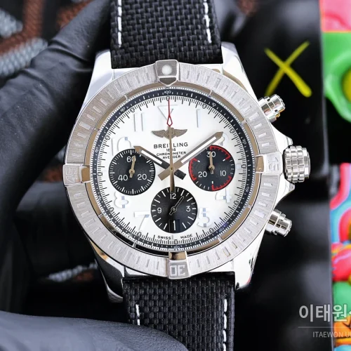 브라이틀링 어벤저 쿼츠 43mm