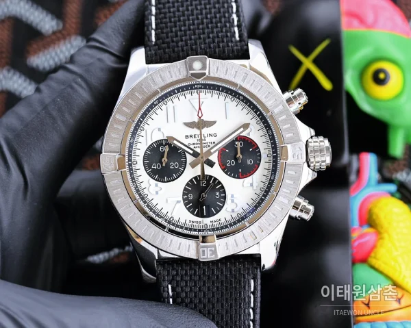 브라이틀링 어벤저 쿼츠 43mm