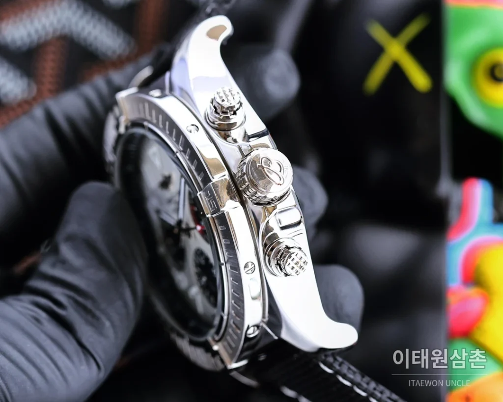 브라이틀링 어벤저 쿼츠 43mm