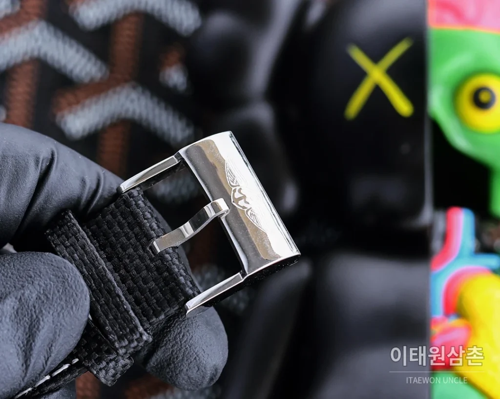 브라이틀링 어벤저 쿼츠 43mm