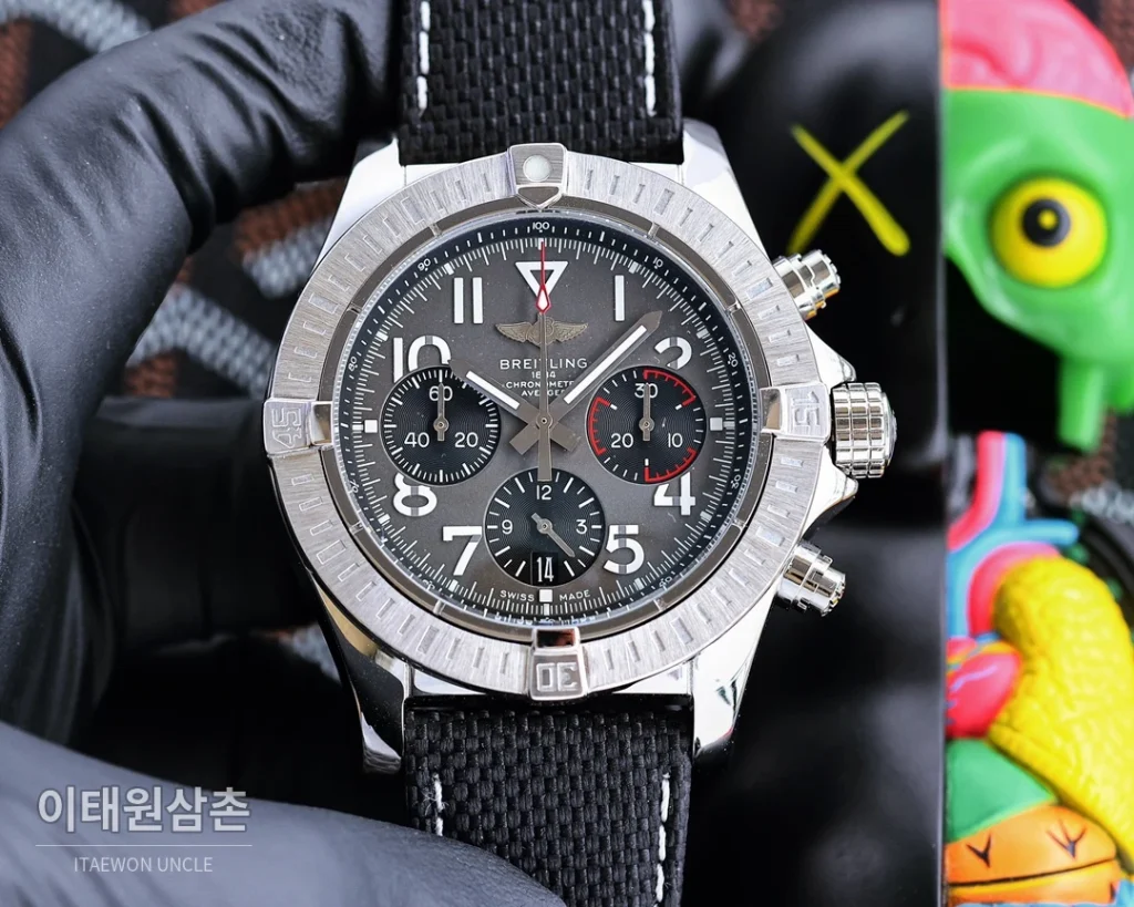 브라이틀링 어벤저 쿼츠 43mm