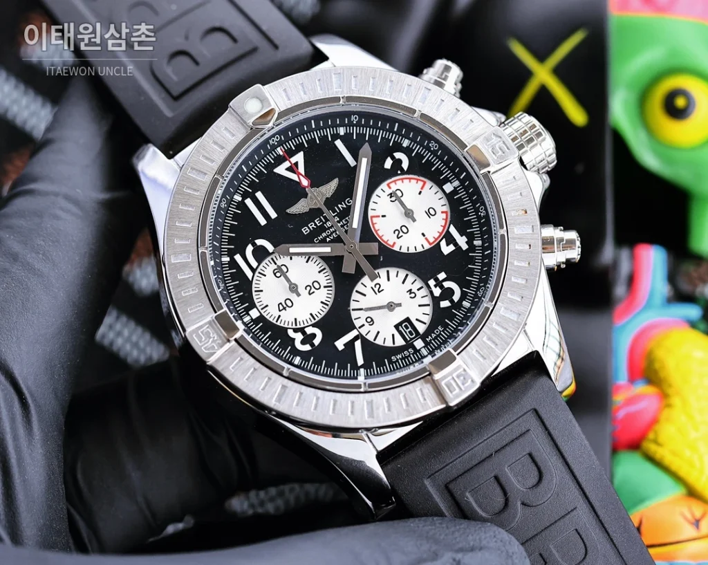 브라이틀링 어벤저 크로노그래프 쿼츠 43mm
