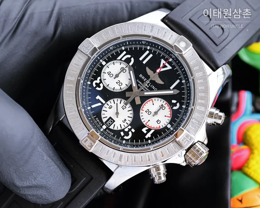브라이틀링 어벤저 크로노그래프 쿼츠 43mm