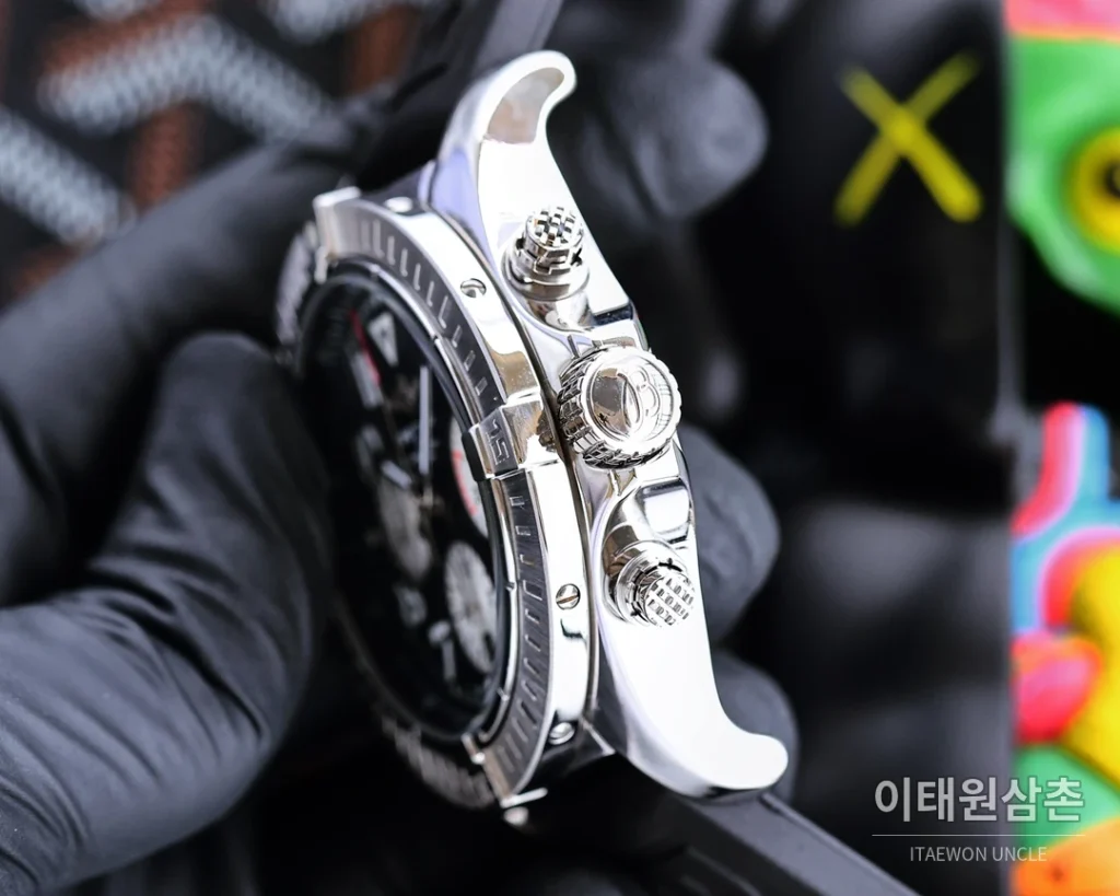브라이틀링 어벤저 크로노그래프 쿼츠 43mm