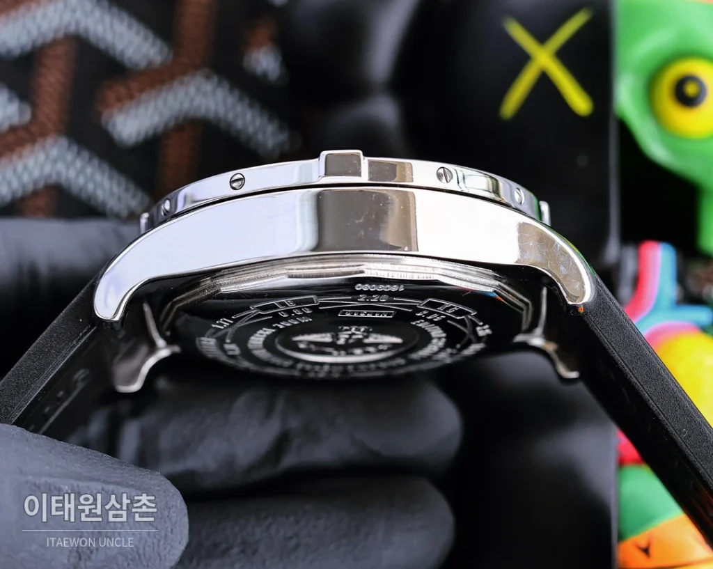 브라이틀링 어벤저 크로노그래프 쿼츠 43mm