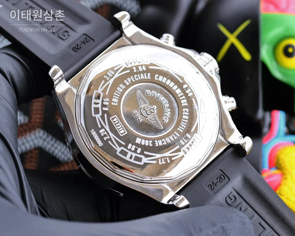 브라이틀링 어벤저 크로노그래프 쿼츠 43mm
