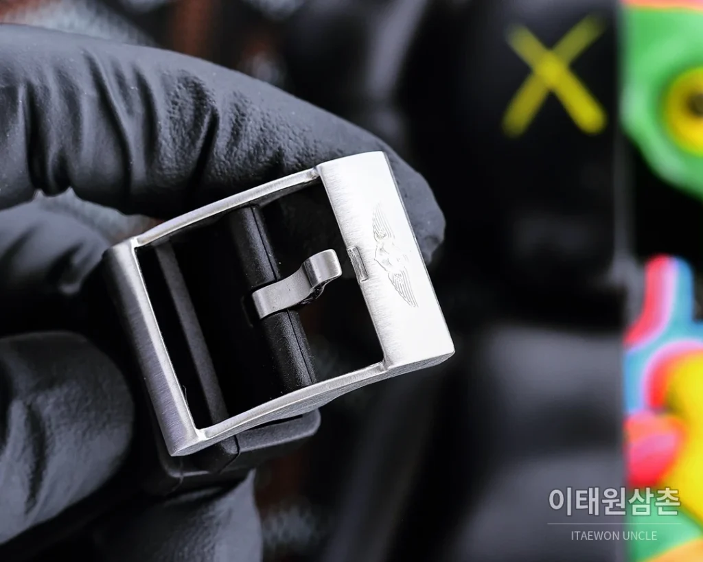 브라이틀링 어벤저 크로노그래프 쿼츠 43mm