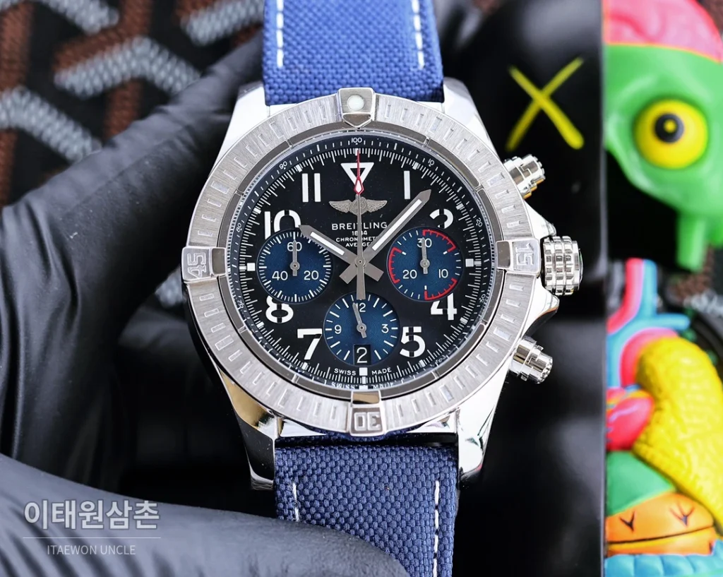 브라이틀링 어벤저 크로노그래프 쿼츠 43mm