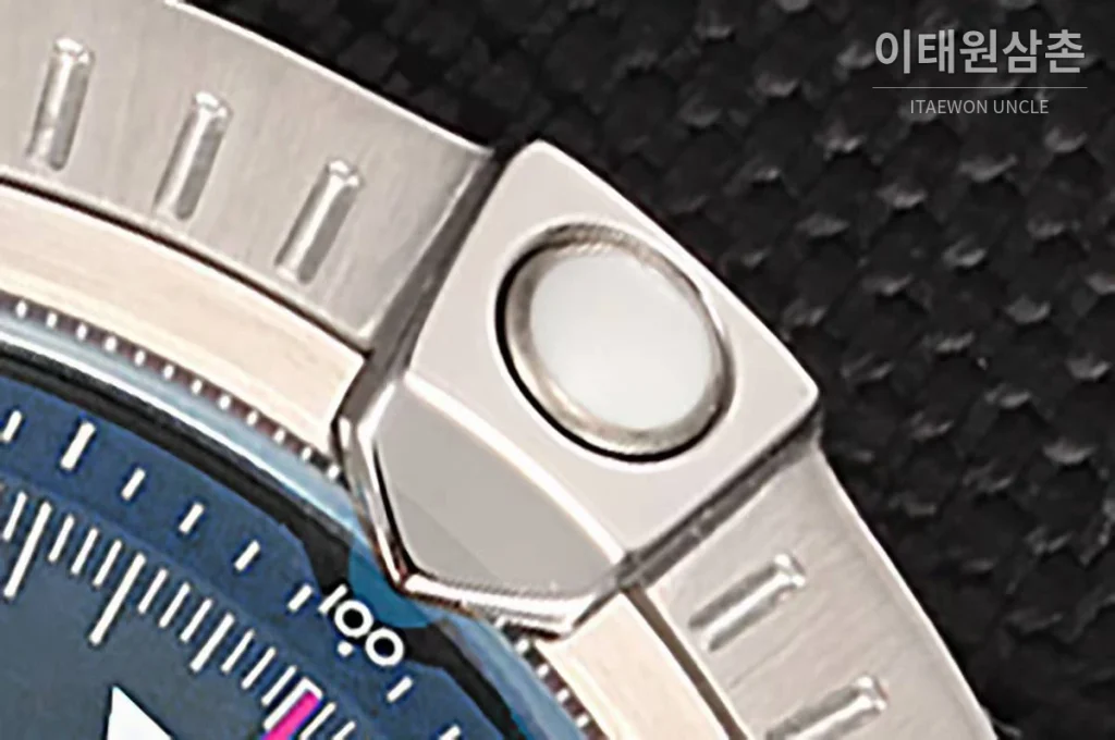 브라이틀링 어벤저 스틸 블랙다이얼 크로노그래프 오토매틱 45mm 블랙 나일론 스트랩 실버 베젤