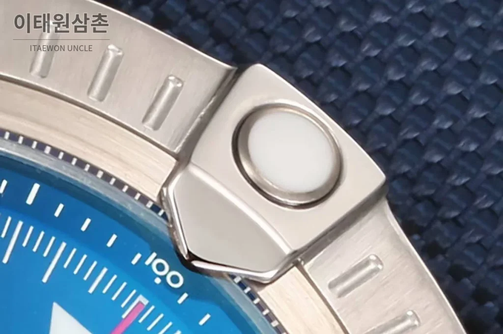브라이틀링 어벤저 스틸 블랙다이얼 크로노그래프 오토매틱 45mm 네이비 나일론 스트랩