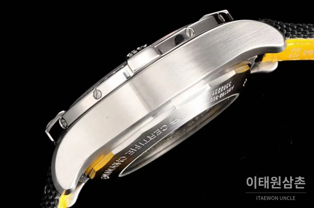 브라이틀링 어벤저 스틸 블랙다이얼 크로노그래프 오토매틱 45mm 블랙 나일론 스트랩 실버 베젤