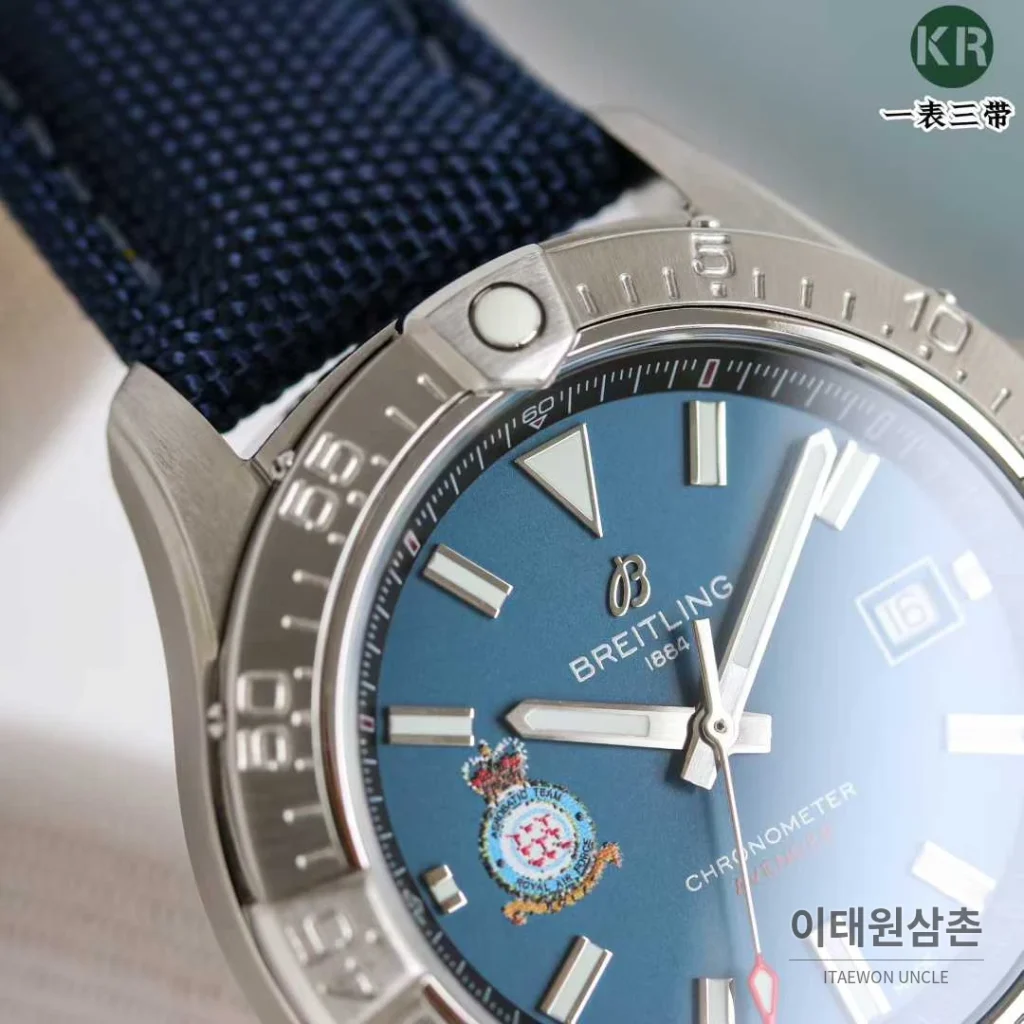 브라이틀링 어벤져 스틸 블루다이얼 야광인덱스 오토매틱 42mm 네이비 나일론 스트랩