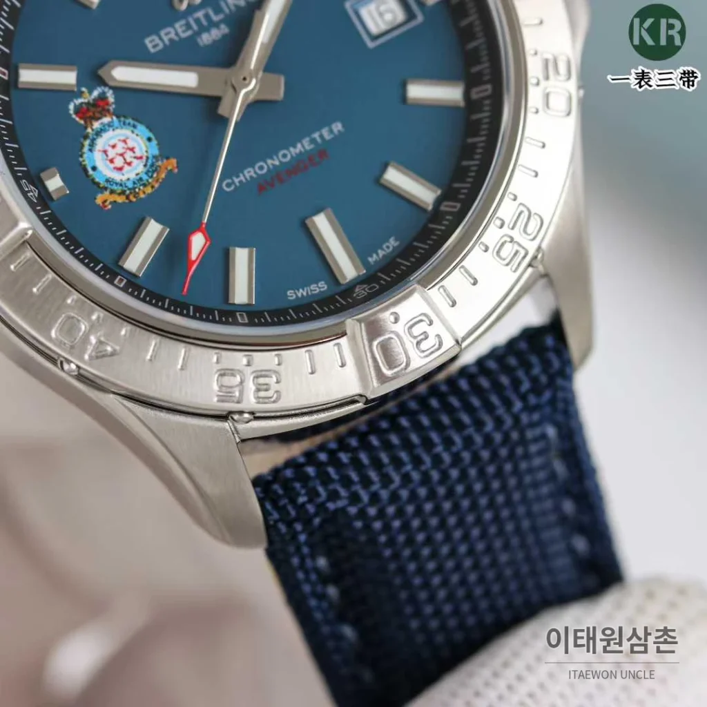 브라이틀링 어벤져 스틸 블루다이얼 야광인덱스 오토매틱 42mm 네이비 나일론 스트랩