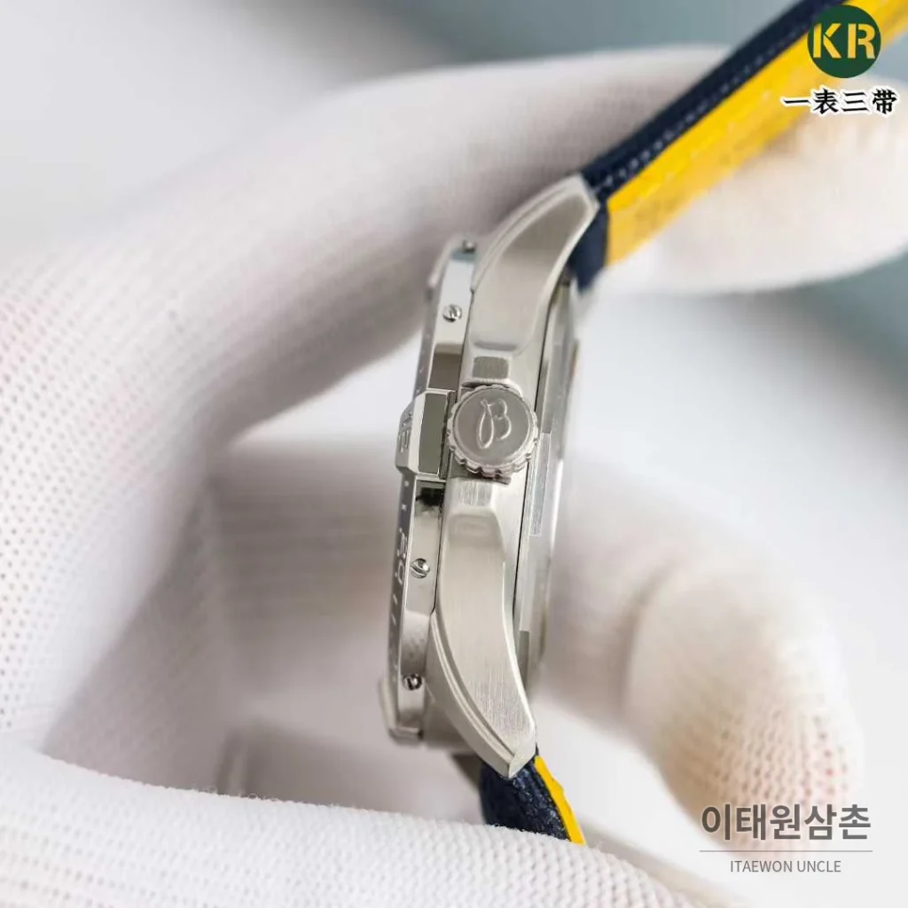 브라이틀링 어벤져 스틸 블루다이얼 야광인덱스 오토매틱 42mm 네이비 나일론 스트랩