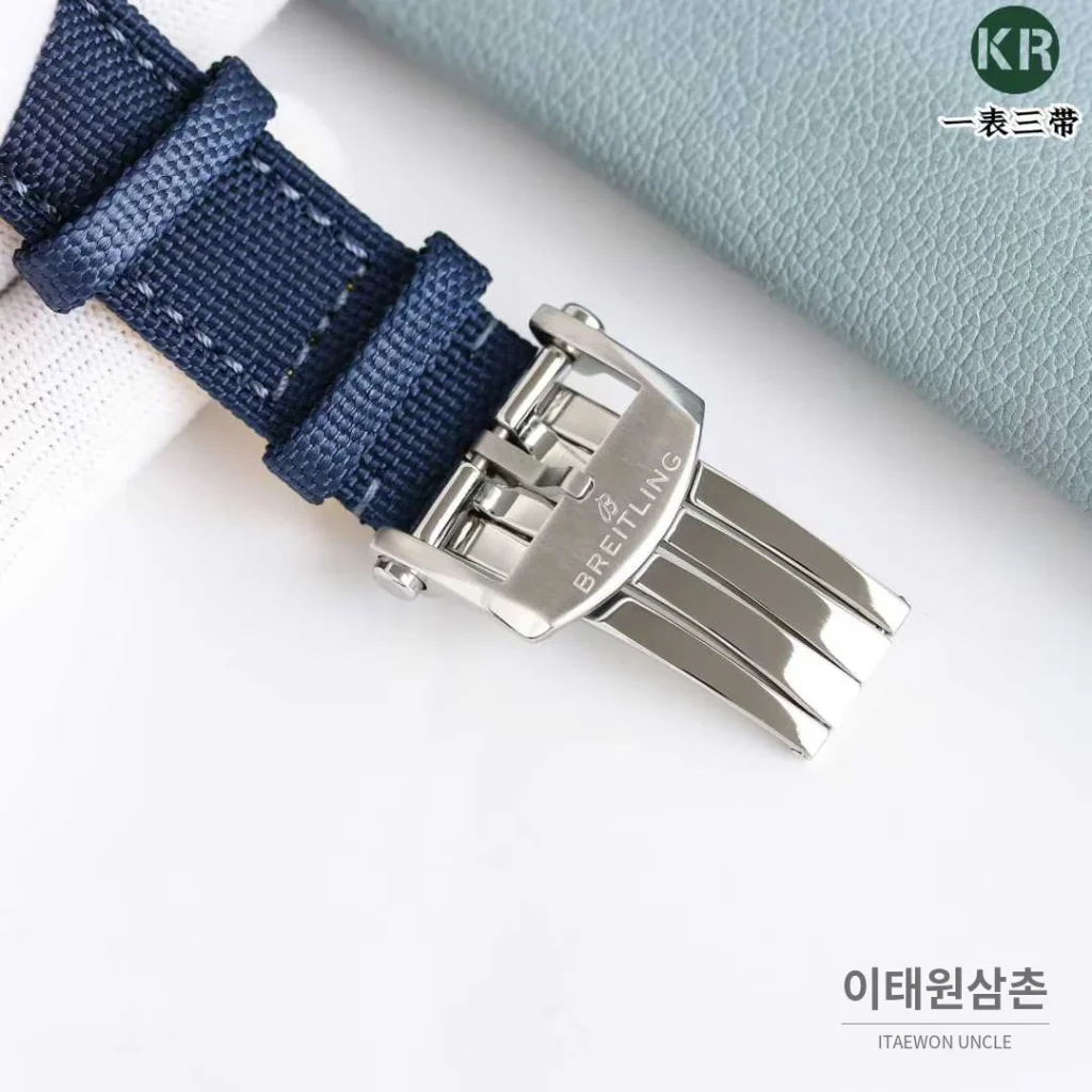 브라이틀링 어벤져 스틸 블루다이얼 야광인덱스 오토매틱 42mm 네이비 나일론 스트랩