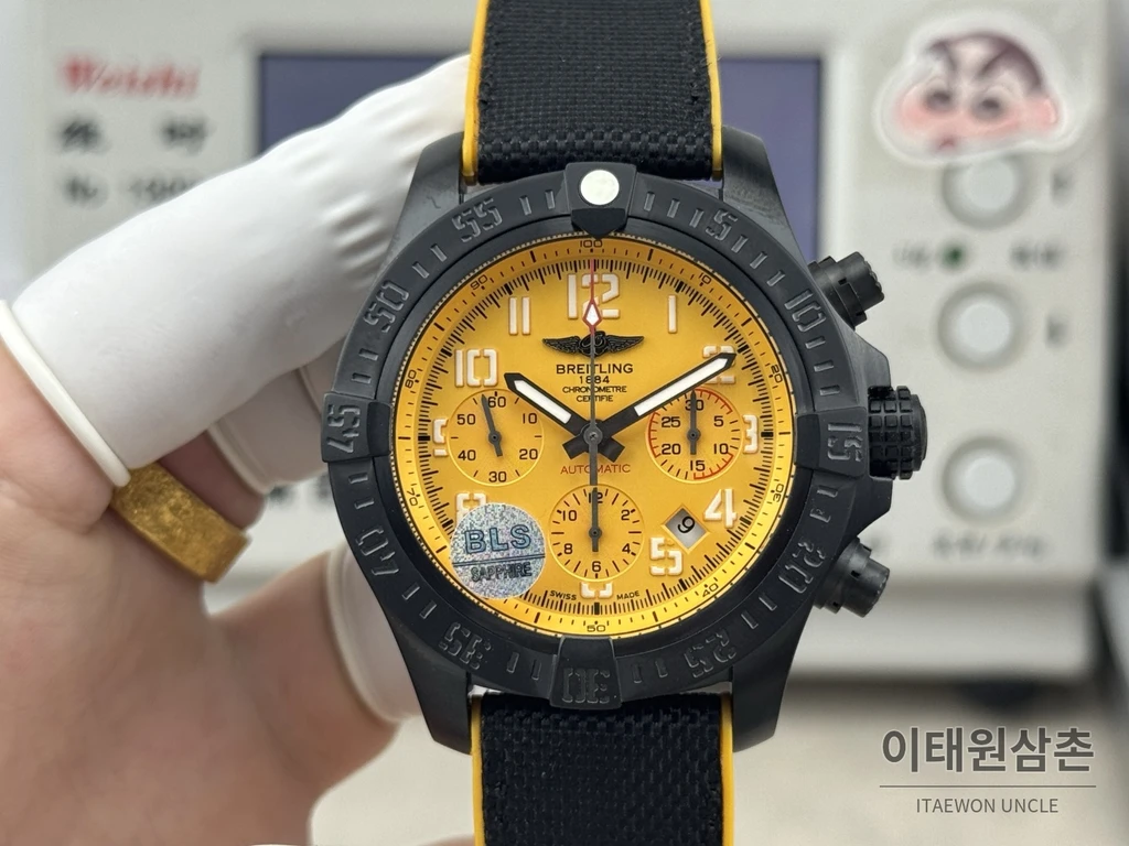 브라이틀링 어벤저 옐로우다이얼 크로노그래프 오토매틱 45mm