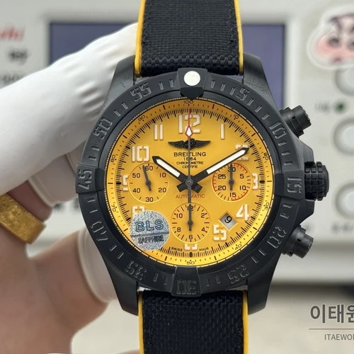 브라이틀링 어벤저 옐로우다이얼 크로노그래프 오토매틱 45mm 브라이틀링 어벤저 옐로우다이얼 크로노그래프 오토매틱 45mm