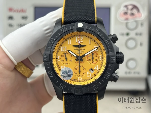 브라이틀링 어벤저 옐로우다이얼 크로노그래프 오토매틱 45mm